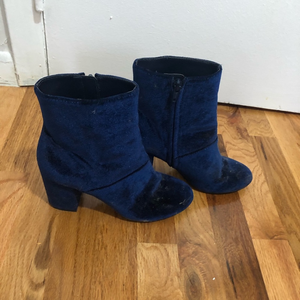 American Eagle velvet booties
